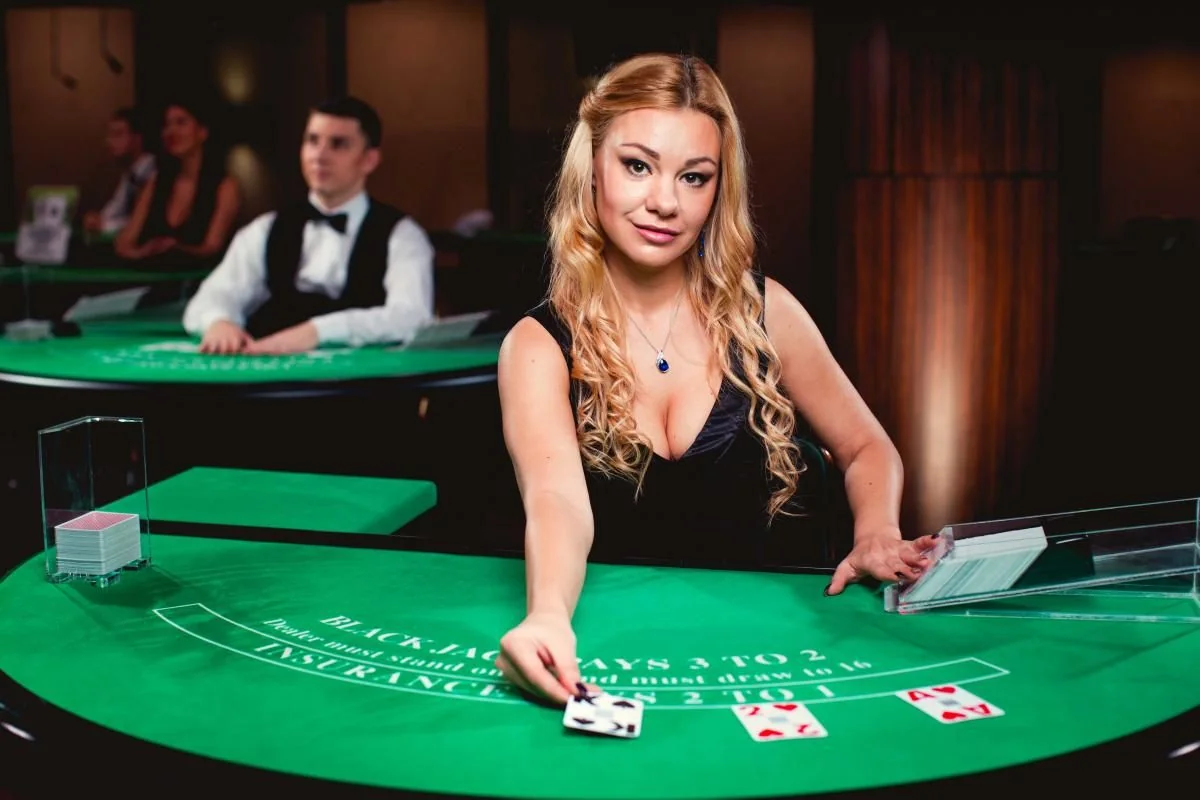Dealer memandu permainan kasino live INDO126 di meja real-time